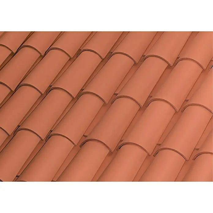 BHS Madrid Teja Curva Celler - 50 x 21 cm, Terracota - Primer plano de elegantes tejas de terracota, que forman un patrón de arcos y líneas que dan al techo un aspecto clásico.