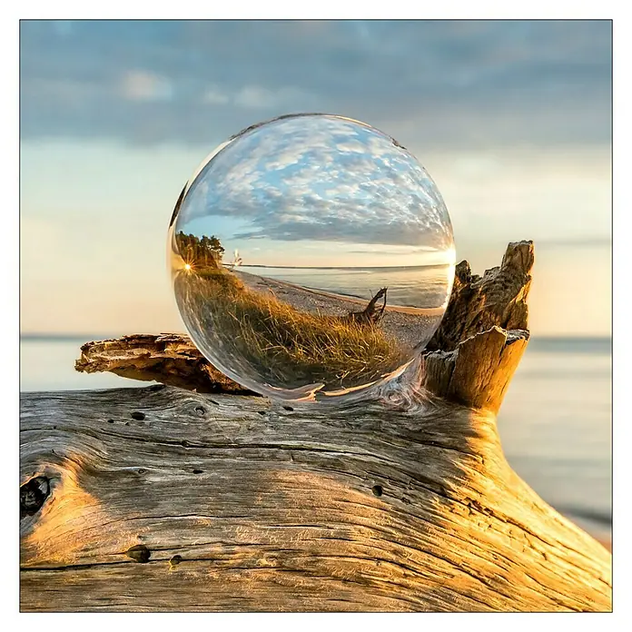 ProArt Glasbild - Drop on Wood, B x H: 30 x 30 cm - Glaskugel auf einem Holzstück, die die Küstenlandschaft einfängt. Einzigartiges Deko-Objekt für Natur- und Fotografie-Liebhaber.
