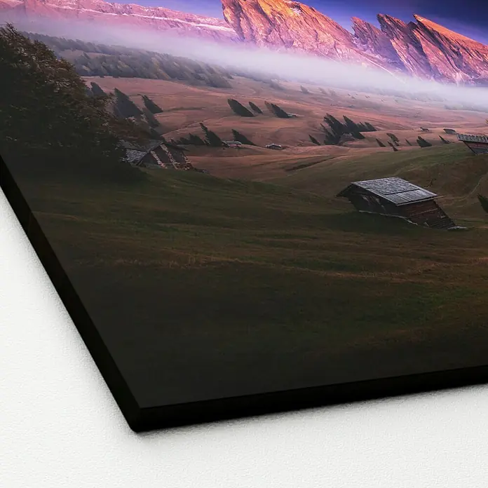 ProArt Leinwandbild - Mist & Mountain, B x H: 120 x 90 cm - Detailaufnahme einer Leinwand mit Landschaftsmotiv, die eine stimmungsvolle Szene in warmen Farben zeigt.