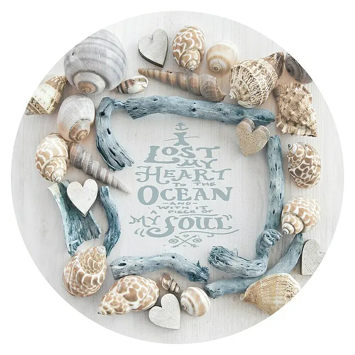 ProArt Glasbild - Maritim I, Durchmesser: 20 cm - Dekoratives rundes Wandbild mit Muscheln, Treibholz und der Inschrift „Lost my heart to the ocean and with it a piece of my soul“.