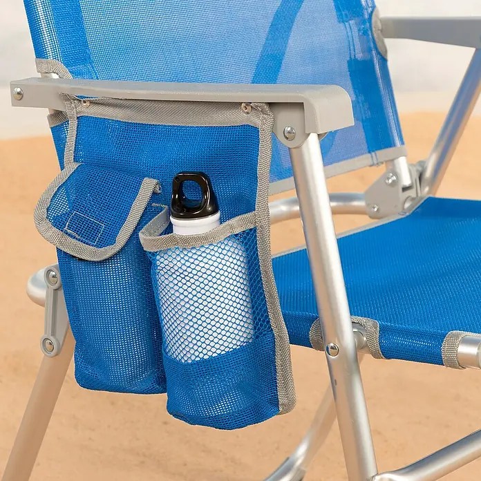 Silla de camping Gomera - 56 x 50 x 88 cm, Azul, Aluminio/Textiline - Primer plano de una silla de playa azul con portavasos y bolsillos laterales.