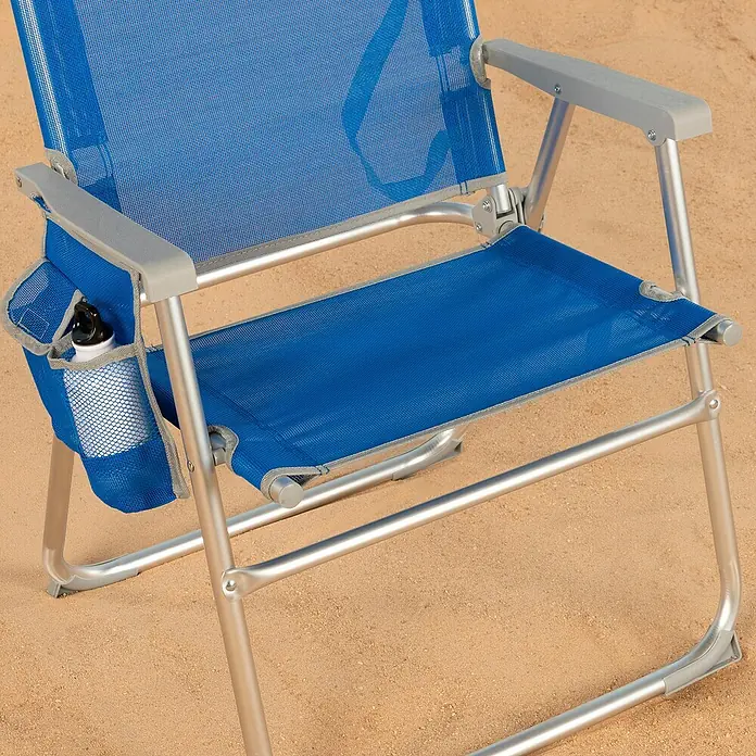 Silla de camping Gomera - 56 x 50 x 88 cm, Azul, Aluminio/Textiline - Primer plano de una silla de playa azul con portavasos y estructura plateada, ideal para momentos de relax junto al mar.