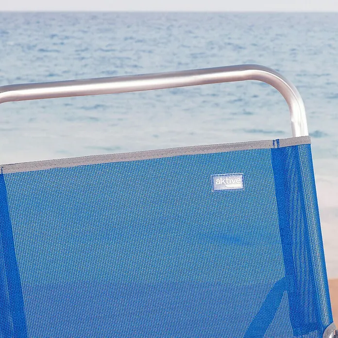 Silla de camping Gomera - 56 x 50 x 88 cm, Azul, Aluminio/Textiline - Primer plano de una silla de playa azul de la marca Aktive con un mar en calma al fondo.