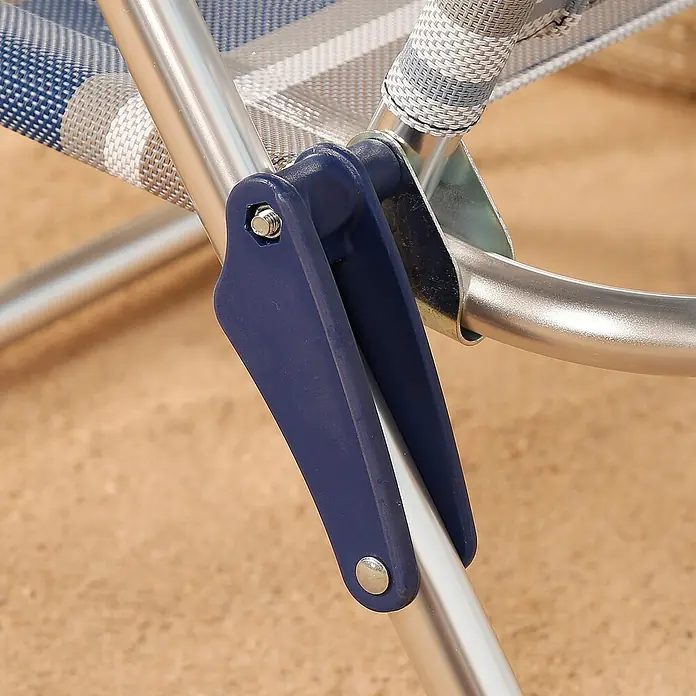 Silla de camping Mykonos - 61 x 50 x 85 cm, Azul, Acero/Textiline - Primer plano de una junta azul en una silla de camping plateada. La junta conecta de forma segura las patas de la silla.