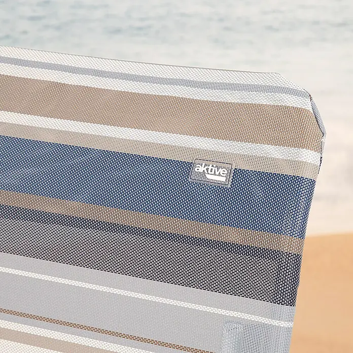Silla de camping Mykonos - 61 x 50 x 85 cm, Azul, Acero/Textiline - Primer plano de una silla de camping a rayas de la marca Aktive con rayas azules y marrones sobre un fondo borroso.