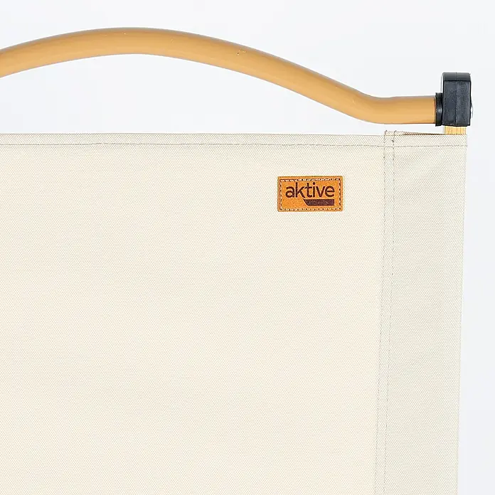 Silla de camping Sabana - 54 x 61 x 77 cm, Aluminio/Textiline, Beige - Primer plano de una silla de camping Aktive, con tela beige y marco de madera, que combina comodidad y estilo para aventuras al aire libre.