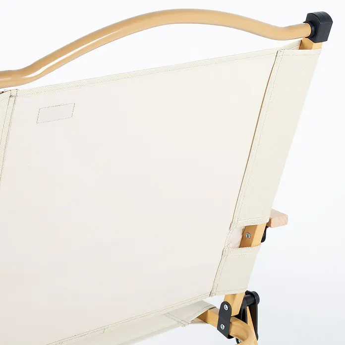 Silla de camping Sabana - 54 x 61 x 77 cm, Aluminio/Textiline, Beige - Vista detallada de una silla de tela beige con estructura de madera, que combina confort y diseño elegante. Ideal para relajarse al aire libre.