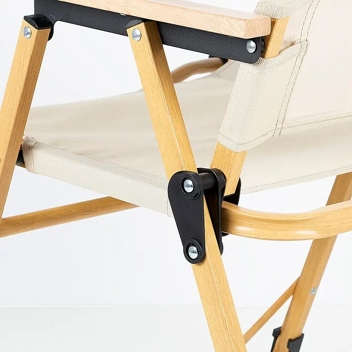 Silla de camping Sabana - 54 x 61 x 77 cm, Aluminio/Textiline, Beige - Primer plano de una silla de camping con asiento de tela clara y marco de madera conectado con elementos negros.