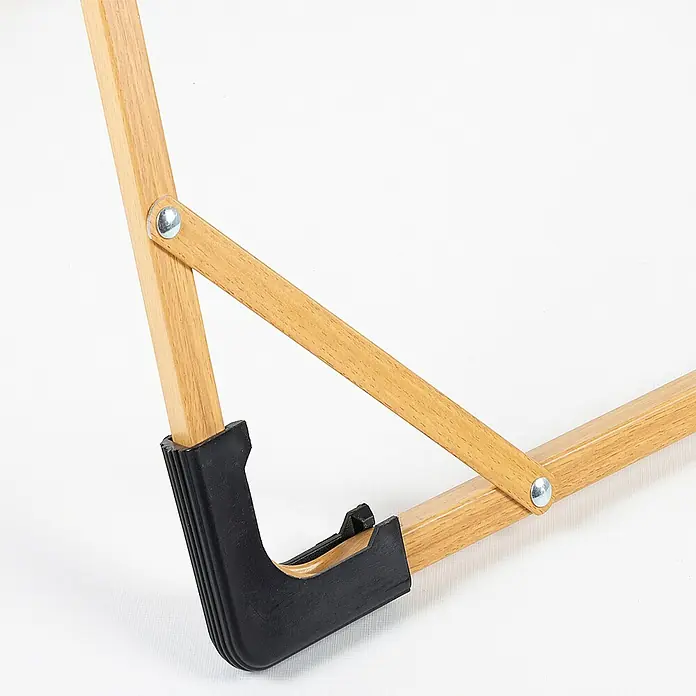 Silla de camping Sabana - 54 x 61 x 77 cm, Aluminio/Textiline, Beige - Primer plano de una mesa plegable de madera con tapas protectoras negras en las patas.