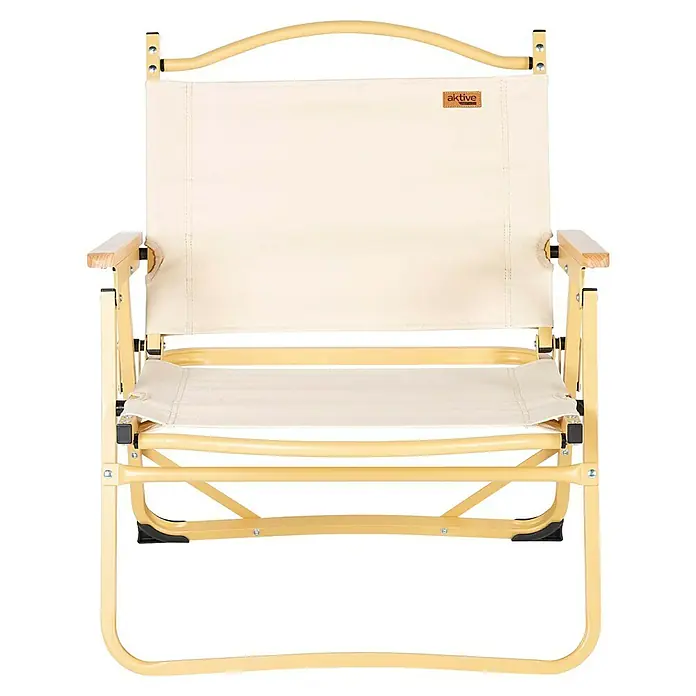 Silla de camping Sabana - 55 x 52 x 62 cm, Aluminio/Textiline, Beige - Una elegante silla de camping beige con reposabrazos de madera ofrece comodidad y funcionalidad para actividades al aire libre.