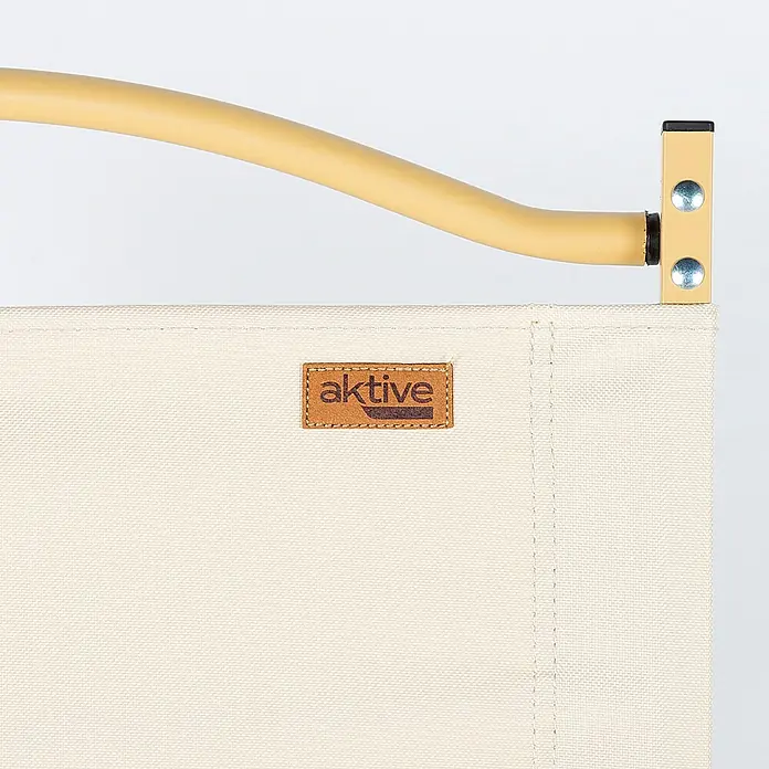 Silla de camping Sabana - 55 x 52 x 62 cm, Aluminio/Textiline, Beige - Primer plano de un producto Aktive Outdoor con tela beige y una etiqueta de cuero marrón con el logotipo "aktive", montado sobre un marco marrón claro.
