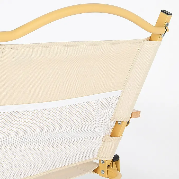 Silla de camping Sabana - 55 x 52 x 62 cm, Aluminio/Textiline, Beige - Primer plano de una silla de camping con tela beige y bolsillo de malla, perfecta para aventuras al aire libre.