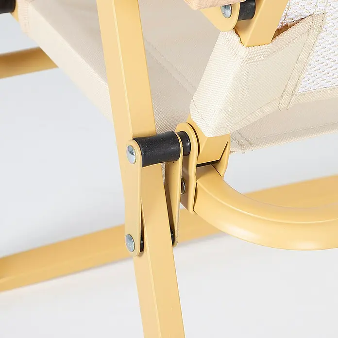 Silla de camping Sabana - 55 x 52 x 62 cm, Aluminio/Textiline, Beige - Primer plano de una silla de camping con asiento de tela beige y estructura metálica dorada. Enfoque en las juntas y los conectores.