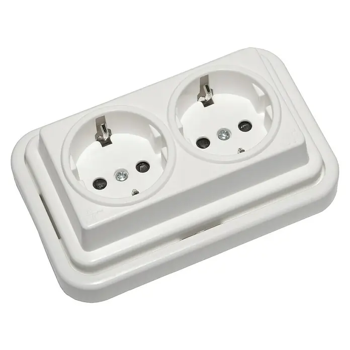 Fontini Kristal Enchufe TT - Blanco, Plástico, Montaje en superficie, 2 ud. - Un enchufe doble blanco con dos tomas sobre un fondo negro, perfecto para uso en interiores.