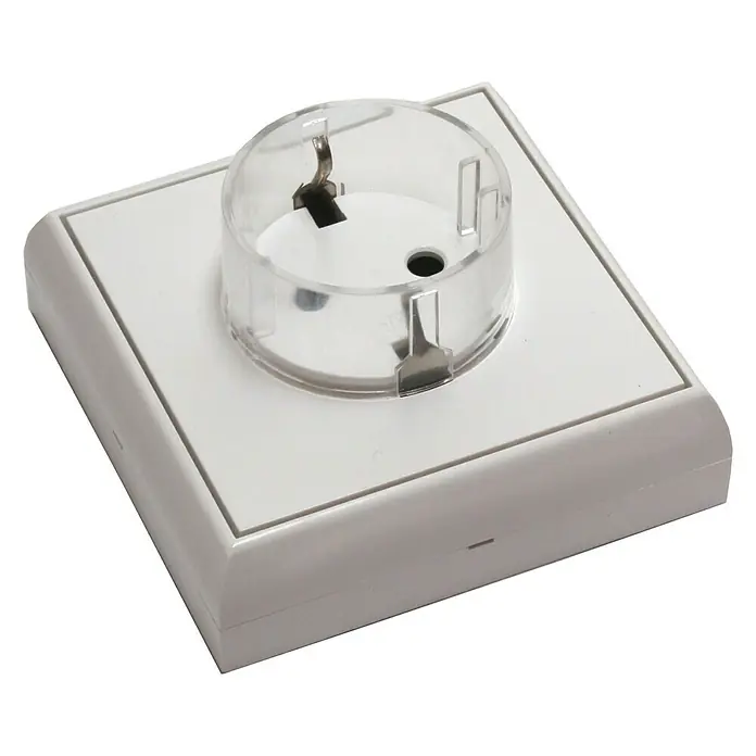 Fontini BF-25 Enchufe con protección Monoblock - Blanco, Plástico, Montaje en superficie - Primer plano de un enchufe blanco con tapa de seguridad para niños, colocado sobre fondo negro.