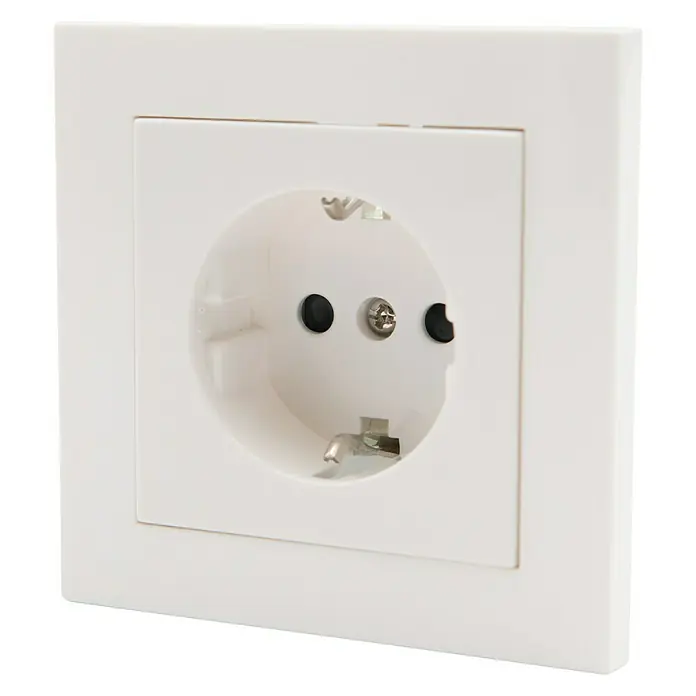Enchufe London pack x3 - Blanco, Plástico, Montaje en superficie - Primer plano de un enchufe Schuko blanco con forma redonda y marco, ideal para conectar de forma segura los electrodomésticos en el hogar.