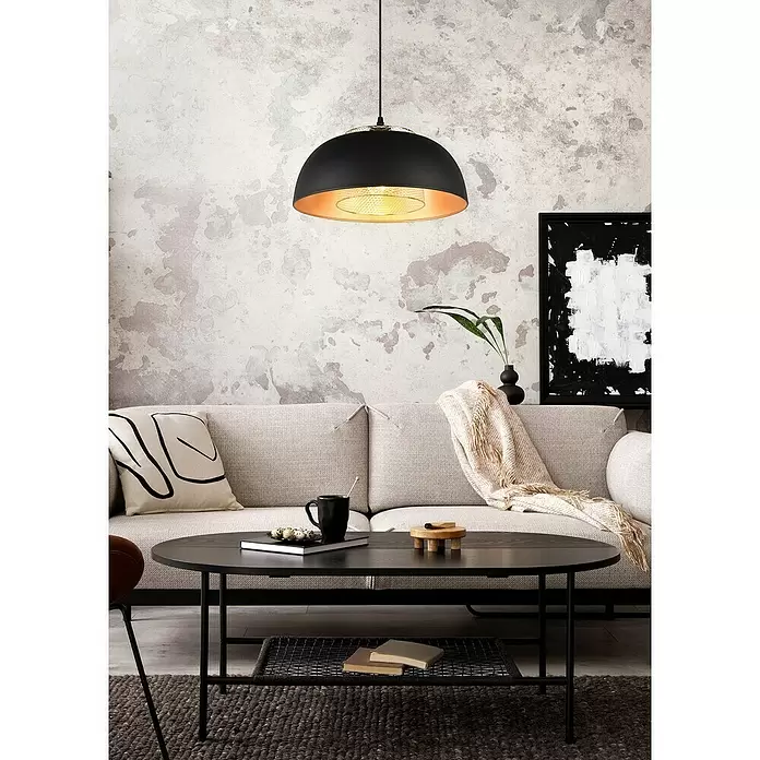 Reality Leuchten Punch Lámpara colgante - 40 W, Negro, E27 - Una lámpara colgante negra con interior dorado cuelga del techo, iluminando una sala de estar moderna.