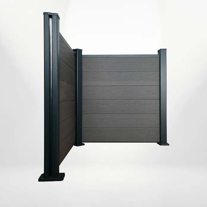 Dioco Valla Smartwall doble - 179 x 200 cm, Antracita, Madera - Primer plano de una valla de privacidad moderna de madera compuesta gris con postes oscuros sobre un fondo brillante.