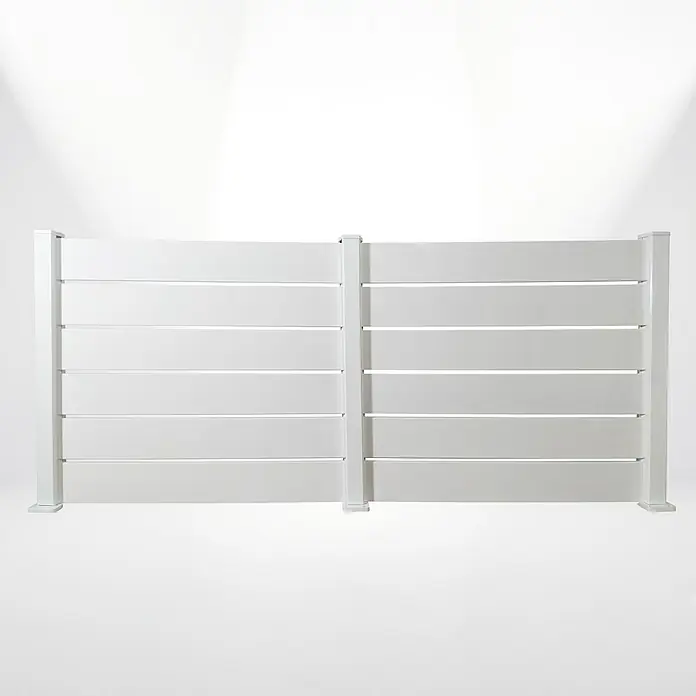 Dioco Valla Smartwall doble - 179 x 200 cm, Blanco, Aluminio - La imagen muestra una valla blanca moderna con listones horizontales y postes cuadrados sobre un fondo neutro.