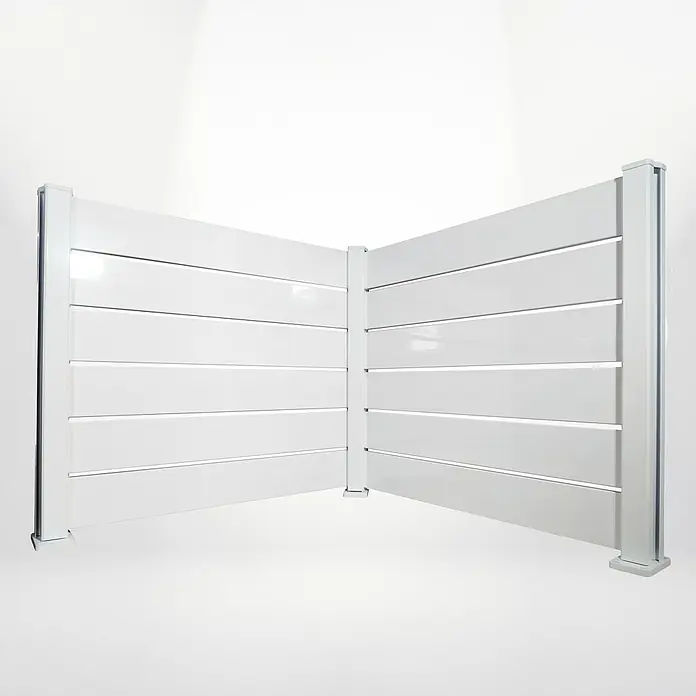 Dioco Valla Smartwall doble - 179 x 200 cm, Blanco, Aluminio - Esta toma presenta un diseño de cerca de listones horizontales blancos, que combina privacidad con atractivo estético moderno.