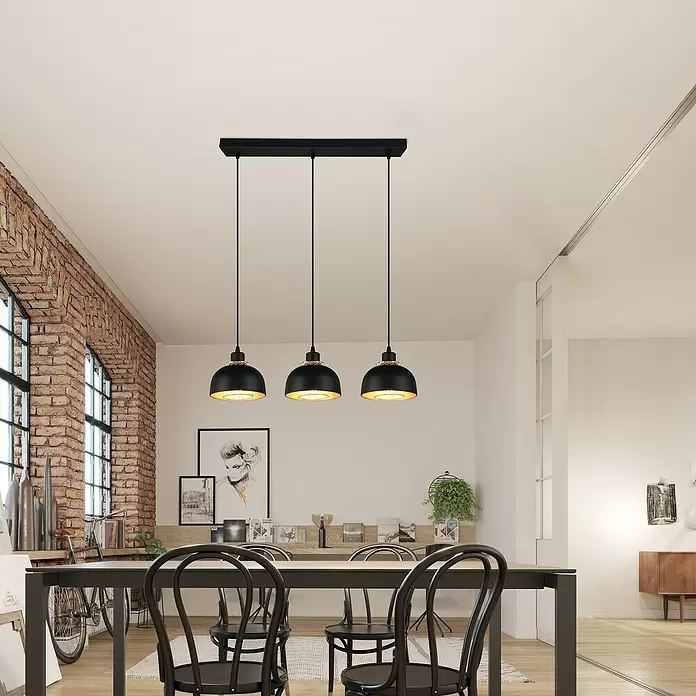Reality Leuchten Punch Lámpara colgante - 120 W, L x An x Al: 68 x 18 x 150 cm, Negro, E27 - Lámpara colgante negra de tres luces con interiores dorados sobre una mesa de comedor industrial.