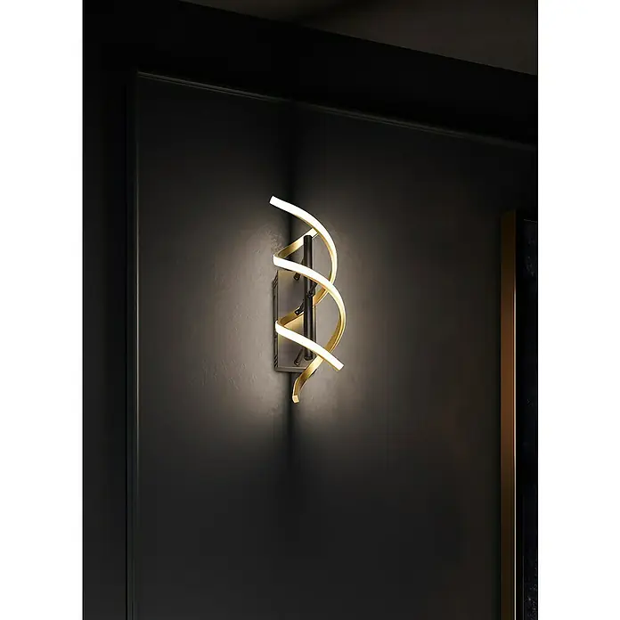 Trio Leuchten Sequence LED-Wandleuchte - 22 W, L x B x H: 20,5 x 13,5 x 47 cm, Messing matt, Mehrfarbig - Moderne Wandleuchte mit einem spiralförmigen Design in Gold und Weiß, die eine stilvolle Beleuchtung für jeden Raum bietet.