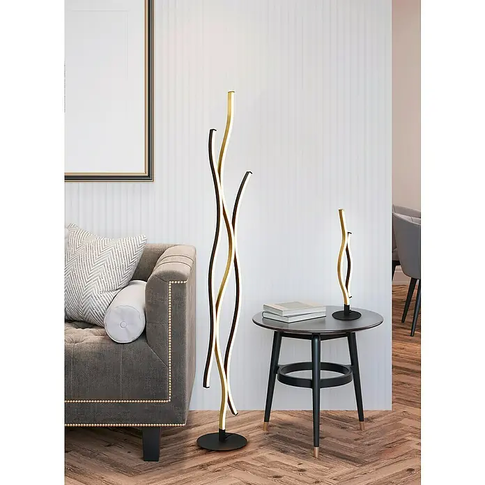 Trio Leuchten Blaze LED-Stehleuchte - 28 W, Höhe: 138 cm, Messing matt/Schwarz, Mehrfarbig - Elegante Steh- und Tischlampe im modernen Design. Die Lampen zeichnen sich durch ihre geschwungenen Formen und die Kombination aus Schwarz, Gold und LED-Beleuchtung aus.