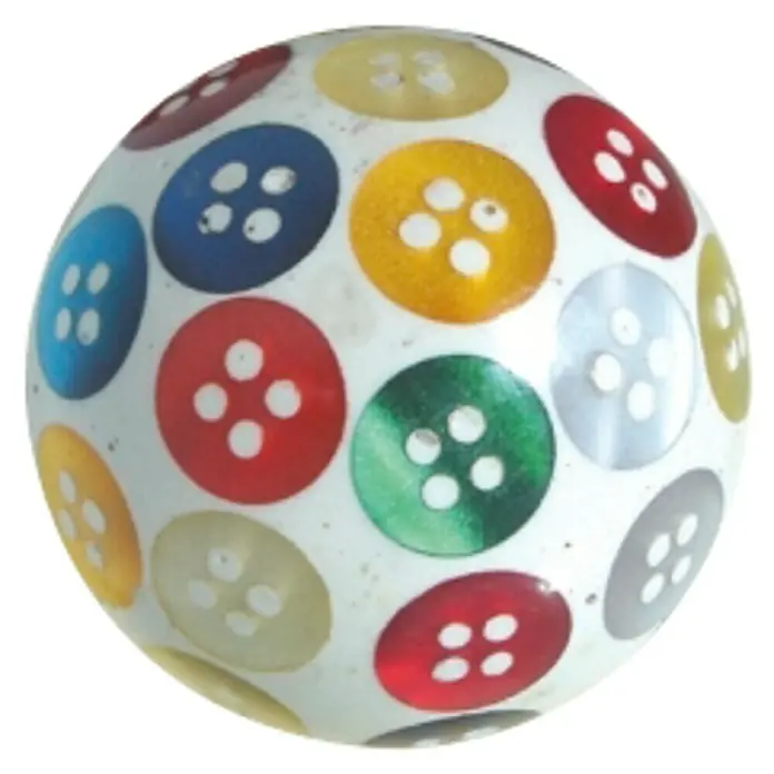 Nesu Pomo para muebles Nácar - Ø x Al: 33 x 33 mm - Primer plano de una bola de botones, adornada con botones de colores, que muestra un elemento lúdico y decorativo.
