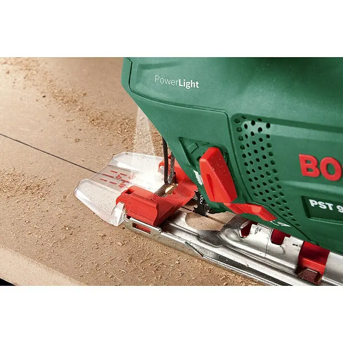 Bosch Elektro-Pendelhubstichsäge PST 900 PEL - 500 /min - 3.100 /min, Max. Schnitttiefe in Holz: 90 mm, Anzahl Pendelhubstufen: 4 Stk. - Detailaufnahme einer Bosch PST 900 PEL Stichsäge beim Schneiden eines Werkstücks, die präzise Schnitte durchführt.