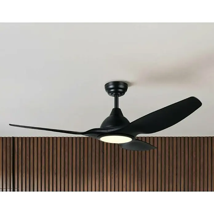 Deckenventilator mit LED-Beleuchtung Matteo - Schwarz-matt, 132 cm, 52 W - Ein moderner, schwarzer Deckenventilator mit drei Flügeln und integrierter Beleuchtung, der an einer weißen Decke montiert ist.