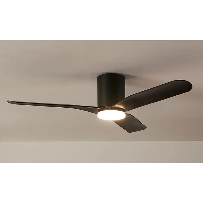 Voltomat Deckenventilator mit LED-Beleuchtung Mattia - Schwarz-matt, 132 cm, 60 W - Deckenventilator mit integrierter Lampe. Der Ventilator hat drei Rotorblätter und eine moderne, dunkle Farbgebung.