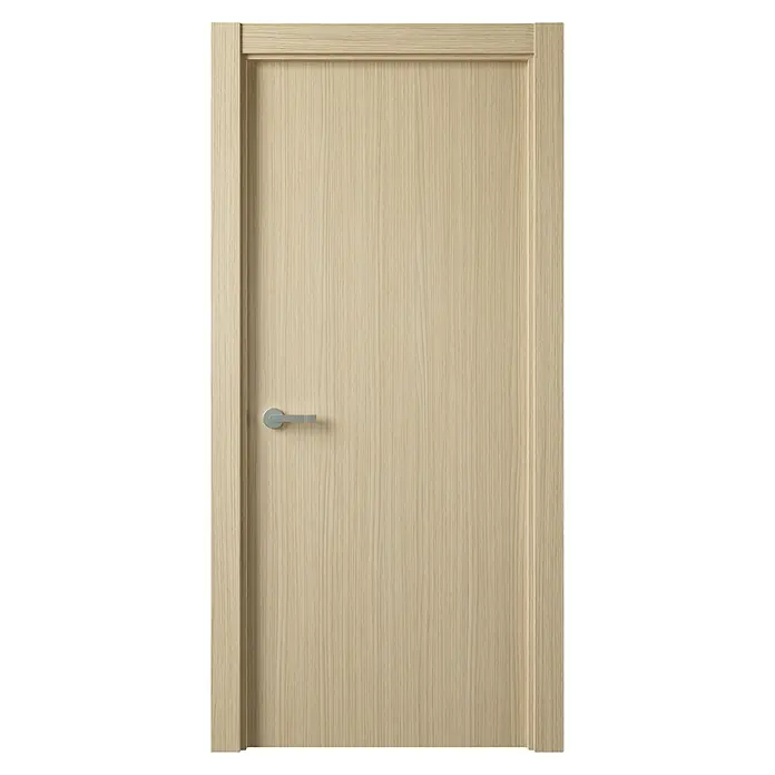Puerta interior Roble Quercus Natura - 72,5 x 203 cm, Derecha, Roble, Alveolar - Primer plano de una puerta moderna de madera clara con una elegante manija plateada. El diseño sencillo enfatiza la veta natural de la madera.