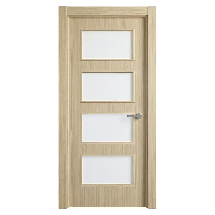 Puerta acristalada Quercus - 72,5 x 203 cm, Izquierda, Roble - Primer plano de una puerta moderna de madera clara con cuatro inserciones rectangulares de vidrio blanco y una manija plateada.