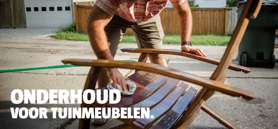 persoon-reinigt-houten-tuinstoel