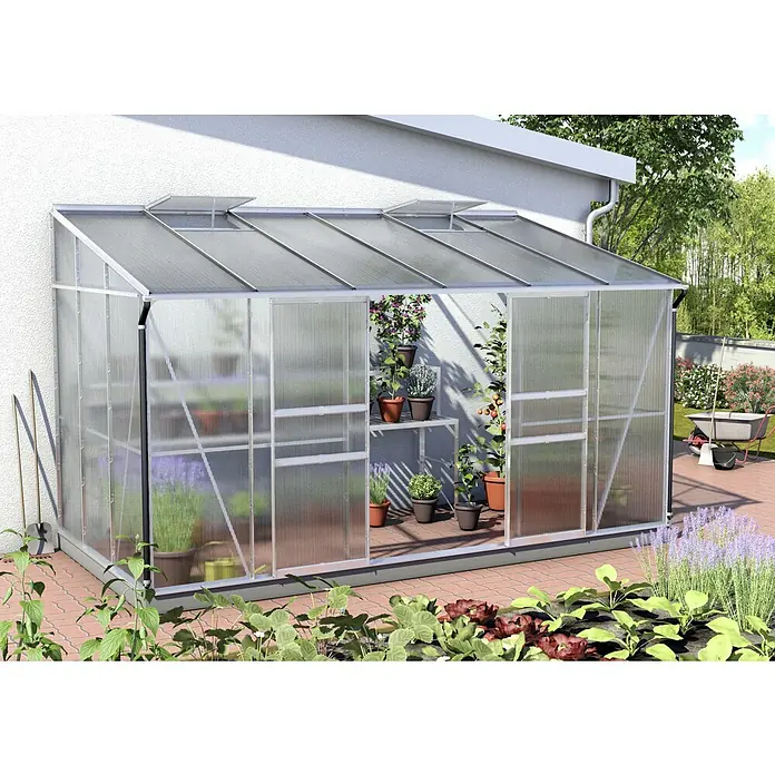Vitavia Gewächshaus Osiris 7800 - Außenmaß inkl. Dachüberstand (B x T): 368,5 x 201 cm, 4 mm, Aluminium - Nahaufnahme eines Gewächshauses mit transparenten Wänden, gefüllt mit Pflanzen und Töpfen.