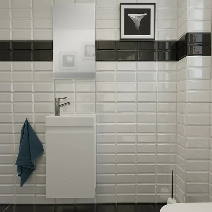 Camargue Espacio Badmöbel-Set A2 - 40 cm, Gama weiß matt - Elegantes Badezimmer-Interieur mit weißen und schwarzen Fliesen, modernem Waschbecken und minimalistischem Spiegel.