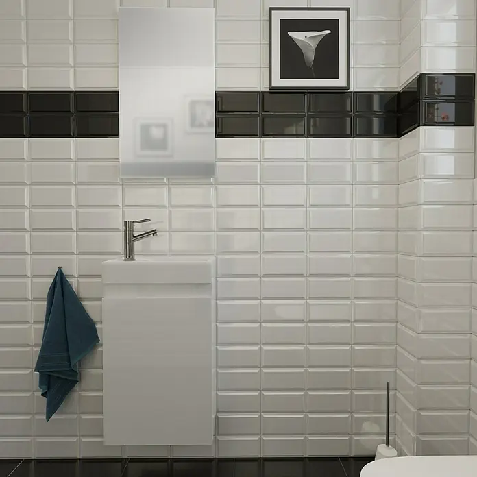 Camargue Espacio Badmöbel-Set A3 - 40 cm, Gama weiß glänzend - Badezimmer mit weißen und schwarzen Kacheln, einem Waschbecken mit Armatur und einem Handtuch.