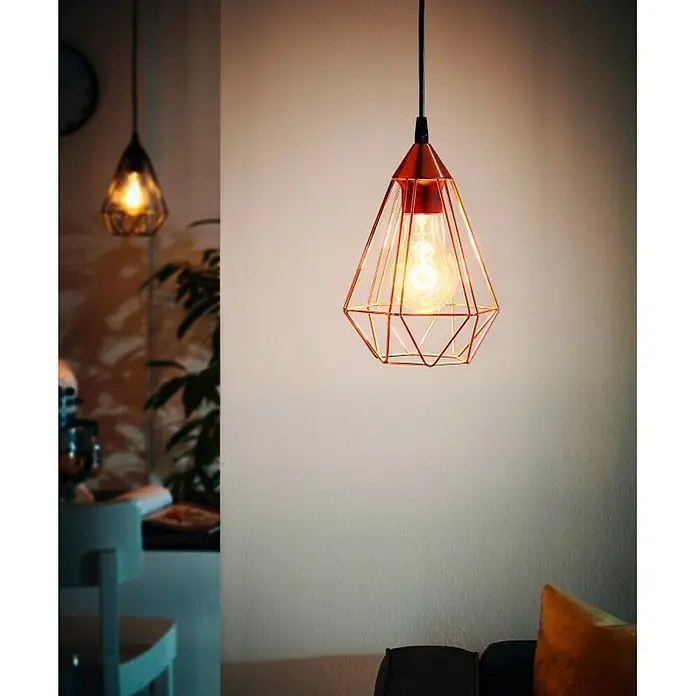 Eglo Tarbes Lámpara colgante redonda - Cobre, Altura: 110 cm, Diámetro: 175 mm - Primer plano de una lámpara colgante geométrica y moderna con un acabado en cobre que emite una luz cálida y acogedora.