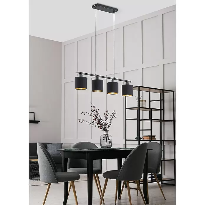 Reality Leuchten Tommy Pendelleuchte - 28 W, L x B x H: 75 x 16,5 x 150 cm, Schwarz/Gold, E14 - Vierflammige schwarze Stoff-Pendelleuchte mit goldenen Innenseiten über einem modernen Esstisch.