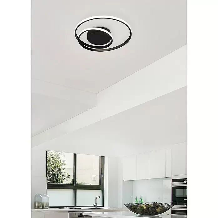 Trio Lighting Plafón LED redondo Zibal - 22 W, Ø x Al: 390 mm x 7 cm, Negro, Blanco cálido - Moderna lámpara de techo LED blanca y negra con diseño circular superpuesto, iluminando una cocina.