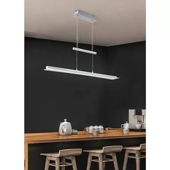 Reality Leuchten Lámpara colgante LED Smash - 18 W, L x An x Al: 12 x 100 x 150 cm, Gris - Lámpara colgante lineal LED plateada iluminando una isla de cocina moderna con encimera de madera y taburetes.
