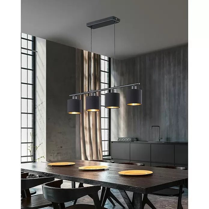 Reality Leuchten Tommy Pendelleuchte - 28 W, L x B x H: 75 x 16,5 x 150 cm, Schwarz/Gold, E14 - Schwarze Hängelampe mit vier zylindrischen Schirmen und goldener Innenseite über einem Esstisch.