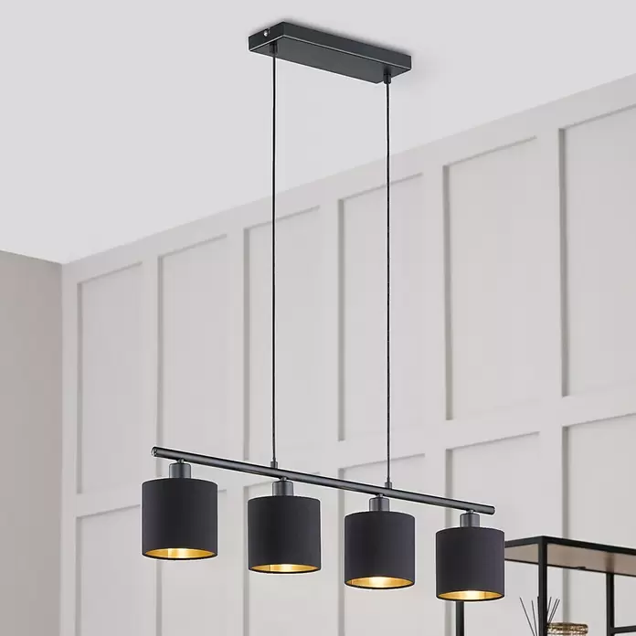Reality Leuchten Tommy Pendelleuchte - 28 W, L x B x H: 75 x 16,5 x 150 cm, Schwarz/Gold, E14 - Schwarze Hängelampe mit vier zylindrischen Stoffschirmen, innen gold, in modernem Raum.