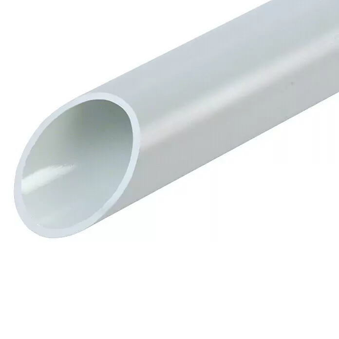 Fränkische Tubo flexible PVC EN 20 - Plástico, Diámetro exterior: 20 mm, 50 m, Apto para: Hormigón, Gris - Tubo de plástico blanco con un extremo abierto en ángulo.