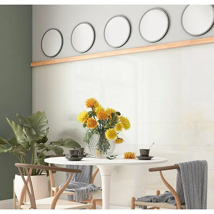 Revestimiento de pared - 55 x 33 cm, Blanco, Resplandeciente - Composición con espejos redondos, un borde de madera, azulejos blancos, una mesa redonda y flores, mostrando un interior moderno y elegante.