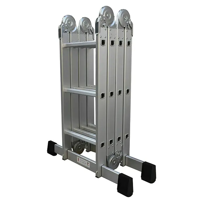 Escalera multiusos con plataforma - Número de peldaños: 12 ud., Altura de trabajo: 4,3 m, Carga soportada: 150 kg, Aluminio - Primer plano de una escalera multiusos plateada plegada con pies negros para mayor estabilidad.