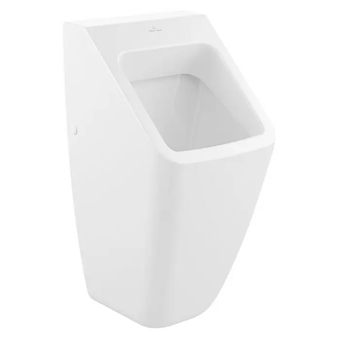 Villeroy & Boch Architectura Urinal II mit Zielobjekt - Unbeschichtet, Zulauf: Hinten, Absaugspülung, Weiß - Das Bild zeigt ein weißes Urinal von Villeroy & Boch, das an einer Wand montiert ist und ein modernes, minimalistisches Design aufweist.