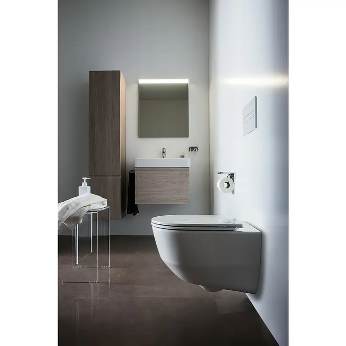 Laufen Pro Wand-WC - Spülrandlos, Ohne Spezialglasur, Spülform: Tief, WC Abgang: Waagerecht, Weiß - Modernes Badezimmer mit hängendem WC, Waschtisch mit Spiegel und hohem Schrank in Holzoptik für ein stilvolles Ambiente.