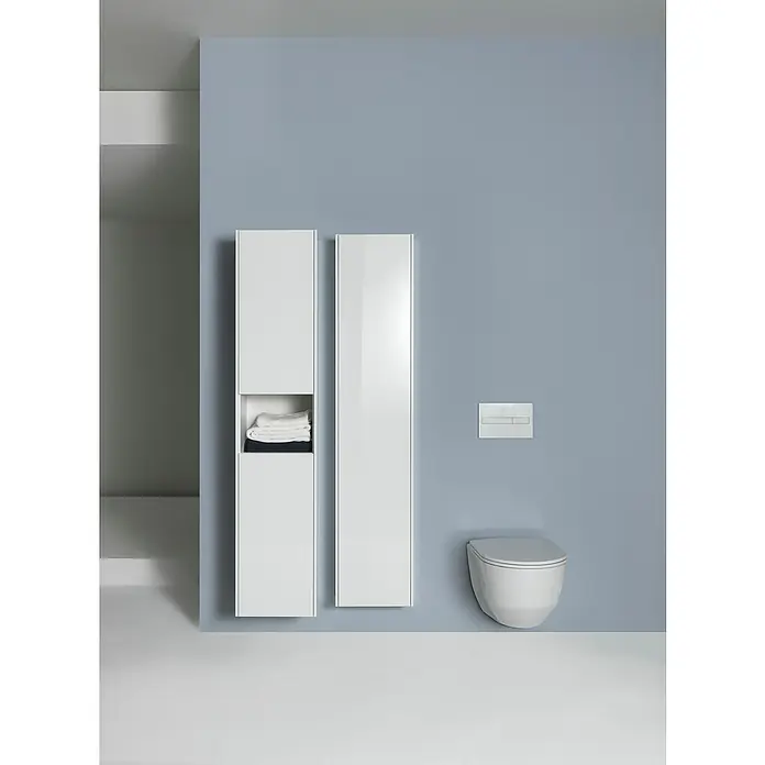 Laufen Pro Wand-WC - Spülrandlos, Ohne Spezialglasur, Spülform: Tief, WC Abgang: Waagerecht, Weiß - Modernes Badezimmer-Interieur mit weißen Hängeschränken und einer wandhängenden Toilette, die ein stilvolles und platzsparendes Design präsentiert.