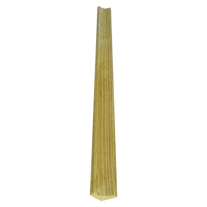Ángulo interior teñido - 240 cm x 23 mm x 23 mm, Madera de abeto - Una imagen cercana de una pieza decorativa delgada y amarilla con textura de grano de madera y líneas verticales para una estética natural.